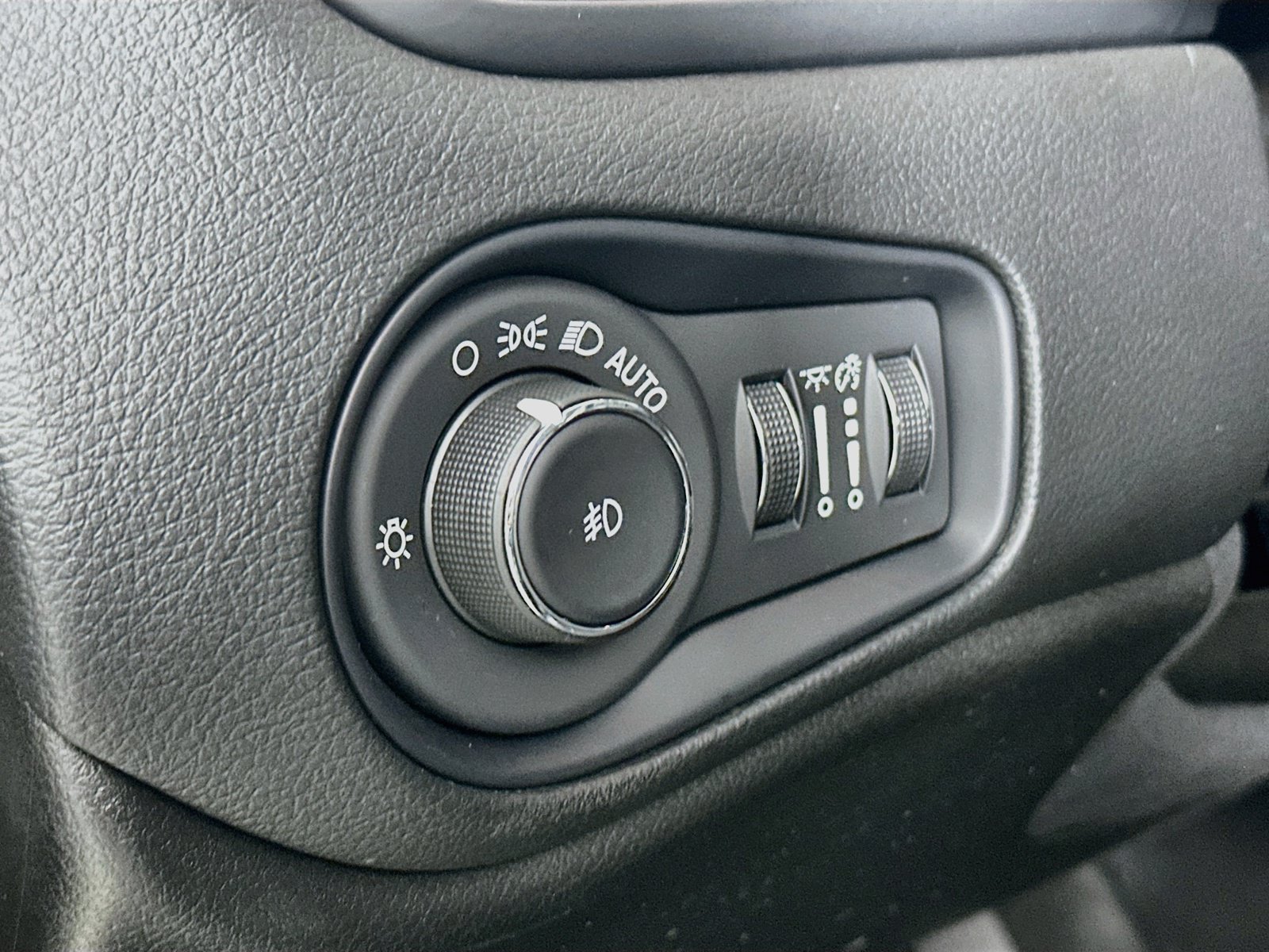 Used 2023 Jeep Renegade Trailhawk w/ Trailhawk Elite Group AWD/4WD image 10