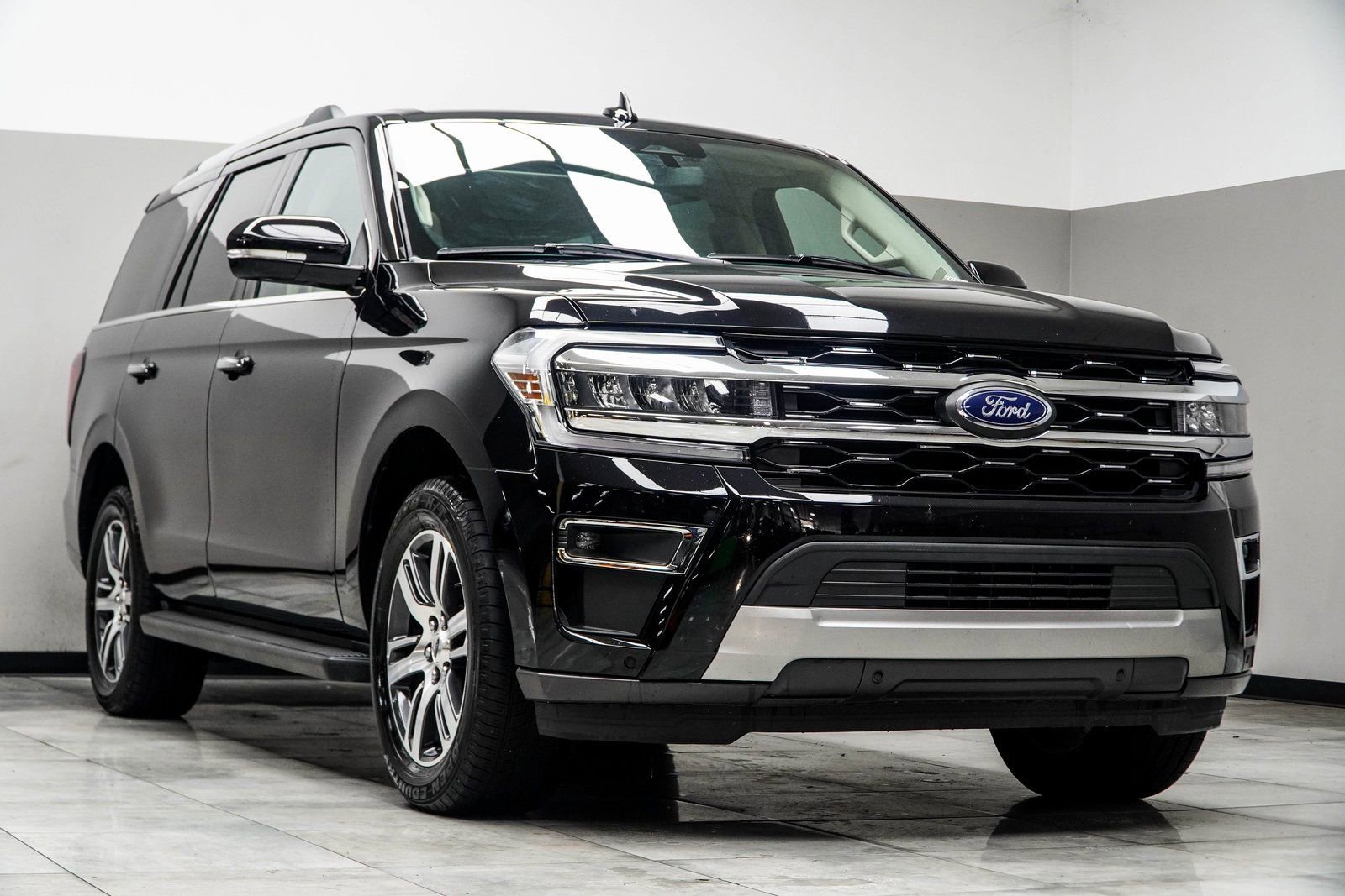 Used 2024 Ford Expedition Limited AWD/4WD image 4