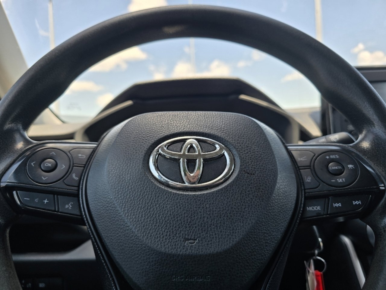 Used 2021 Toyota RAV4 LE AWD/4WD image 25