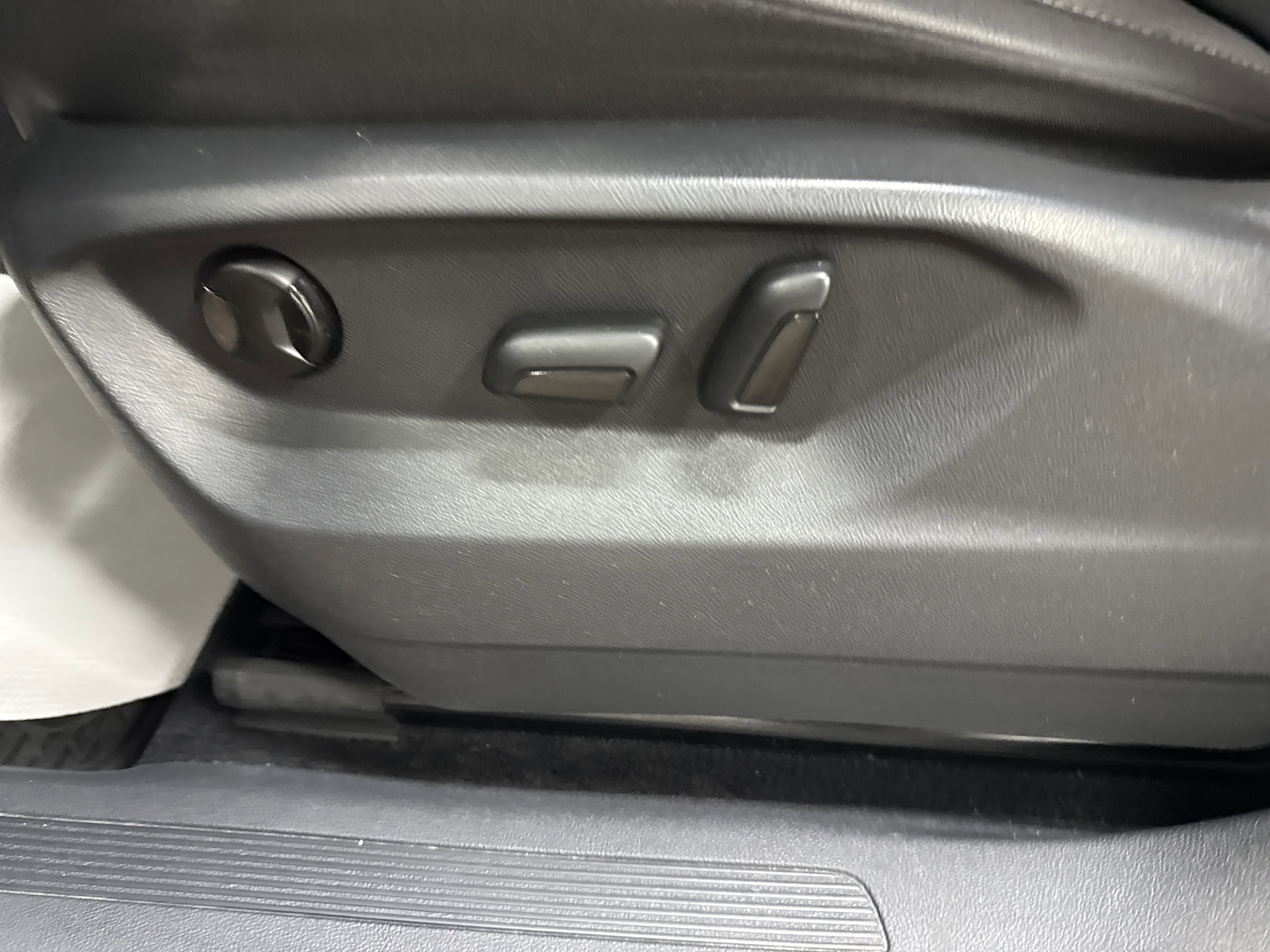 Used 2020 Volkswagen Tiguan SE w/ Panoramic Sunroof Package image 15