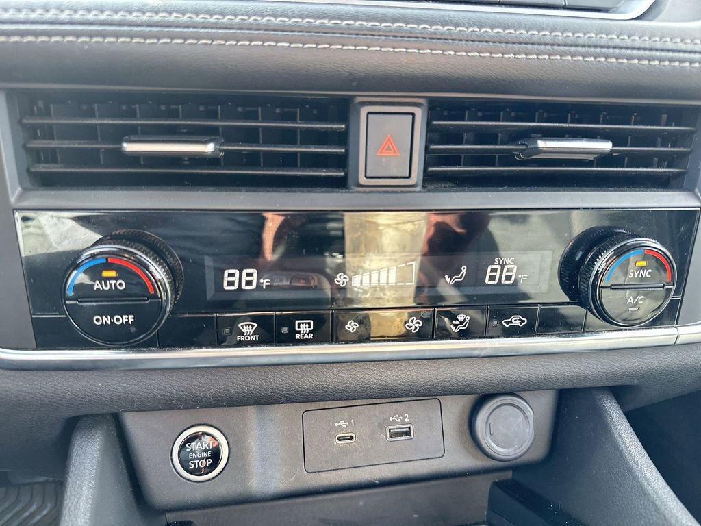 Used 2023 Nissan Rogue SV image 16