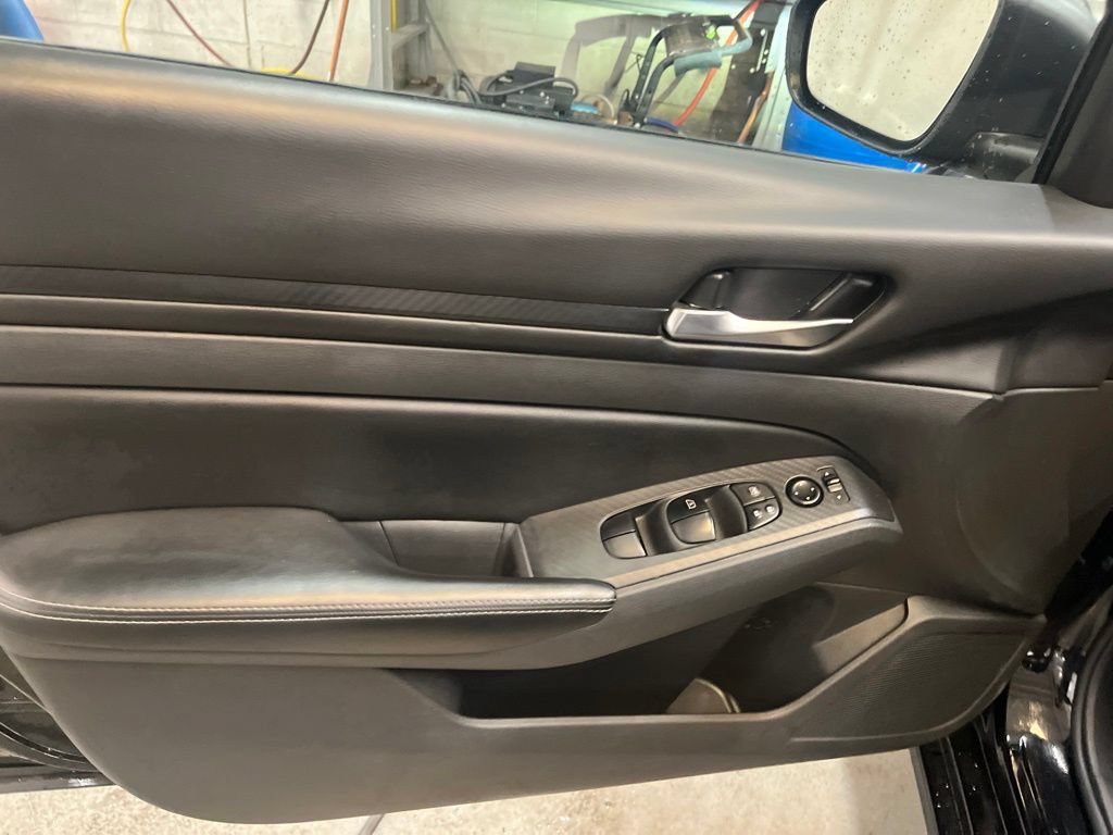 Used 2024 Nissan Altima 2.5 SV FWD image 12