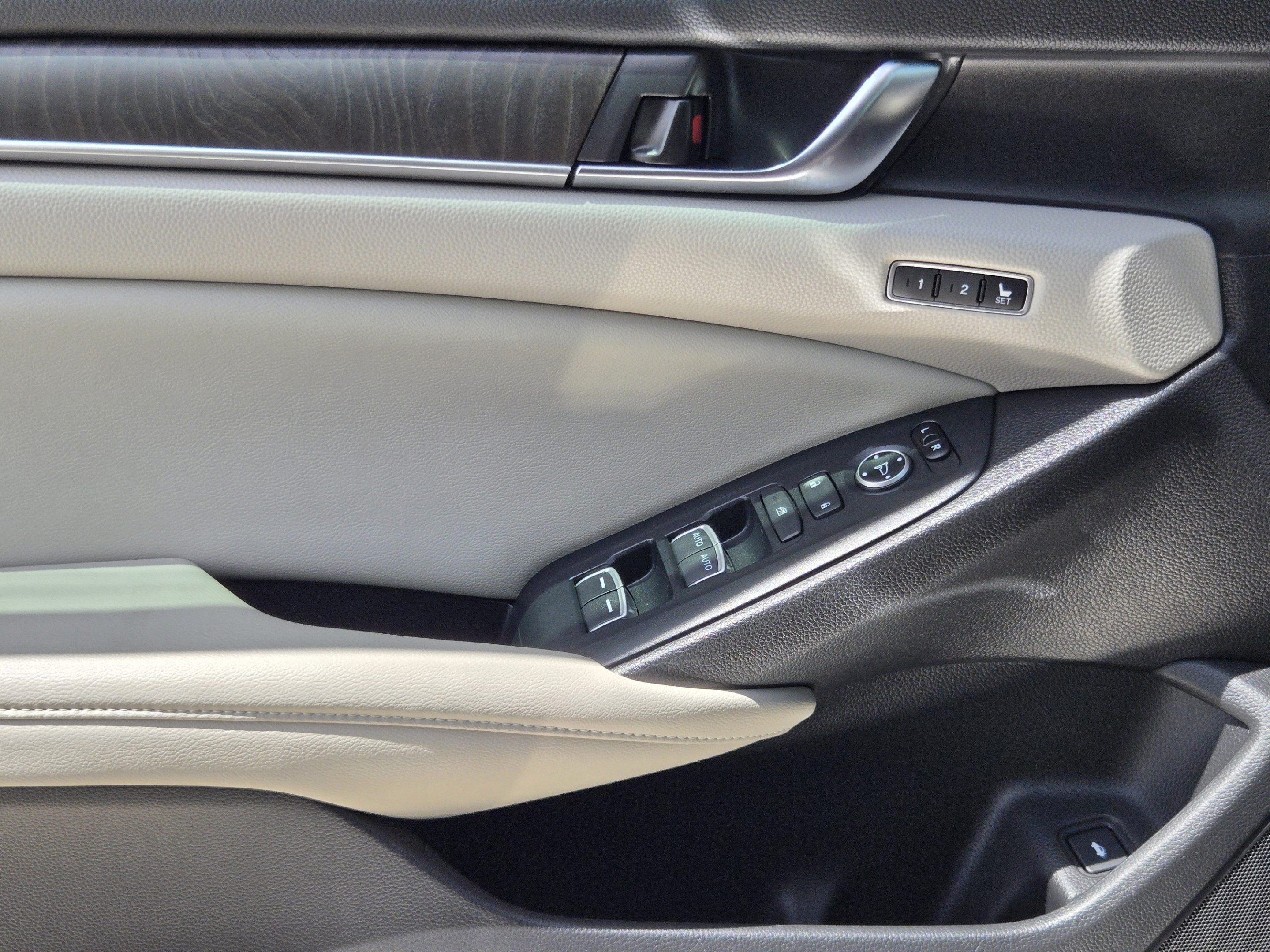 Used 2018 Honda Accord Touring image 21