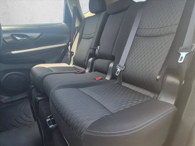 Used 2019 Nissan Rogue SV w/ Premium Package FWD image 13