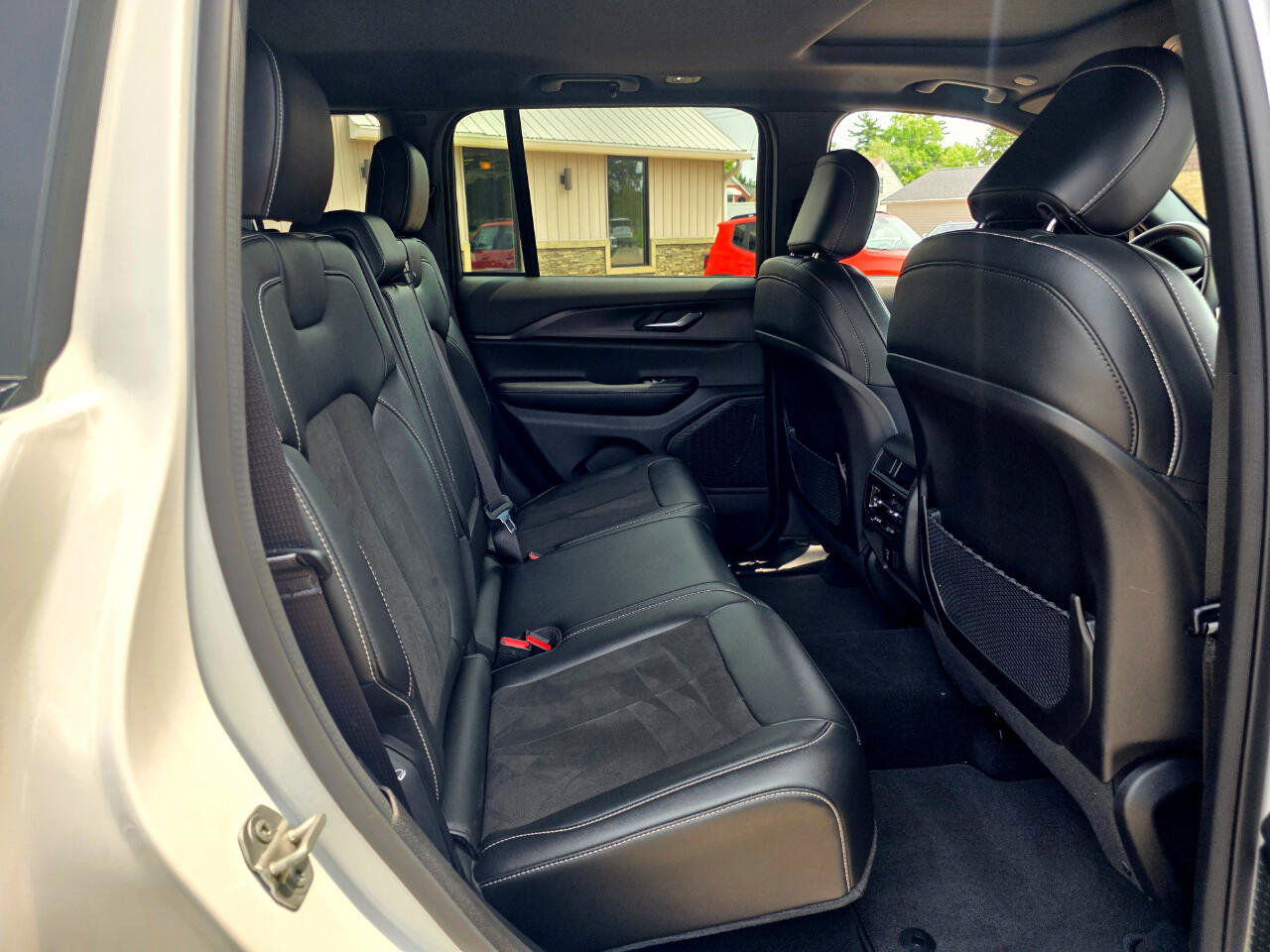 Used 2024 Jeep Grand Cherokee Altitude image 23
