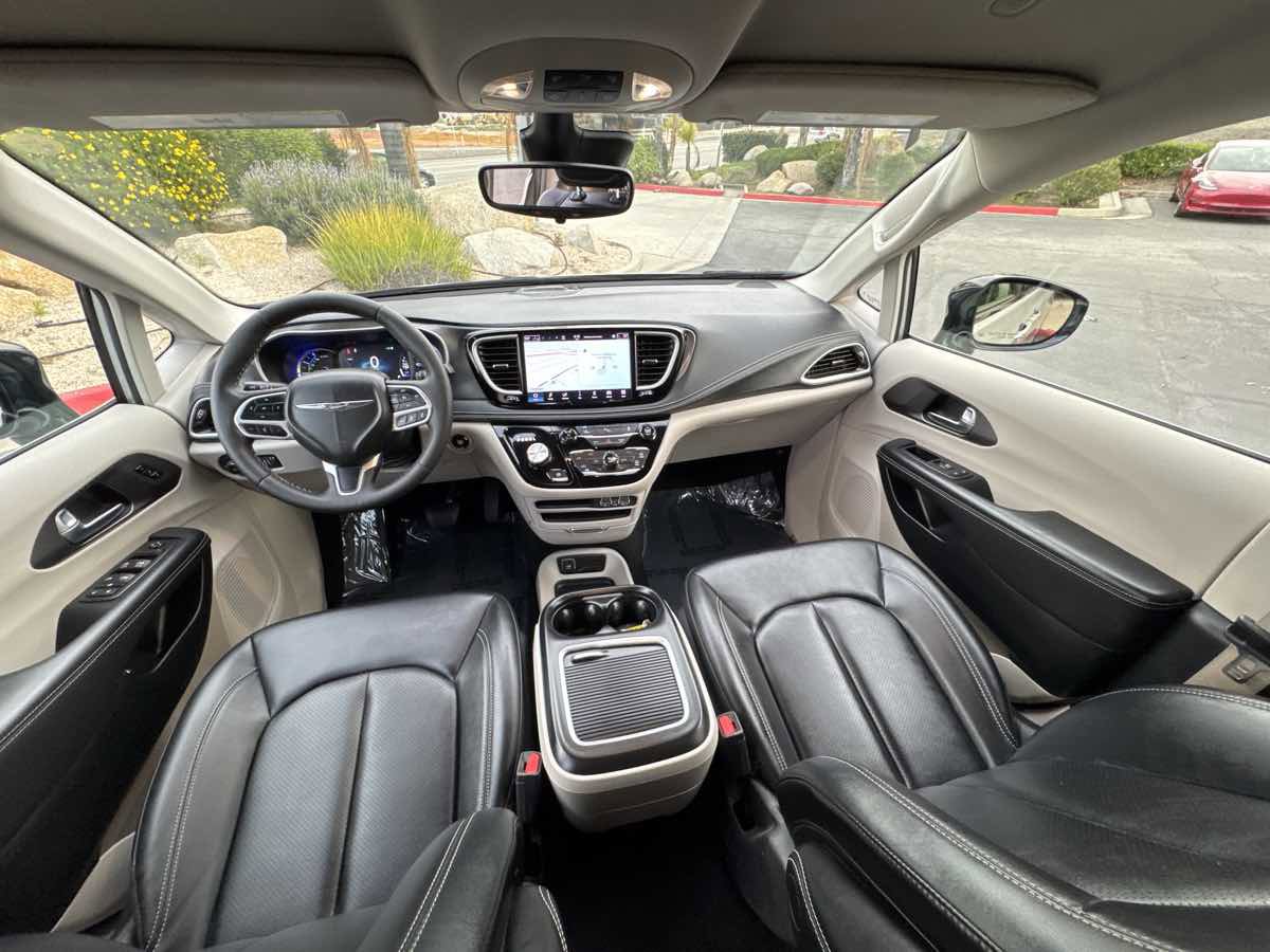 Used 2024 Chrysler Pacifica Select FWD image 6