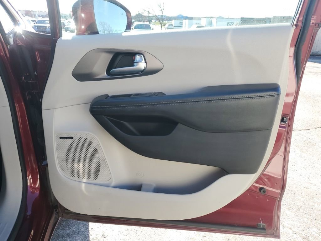 Used 2018 Chrysler Pacifica Limited image 39