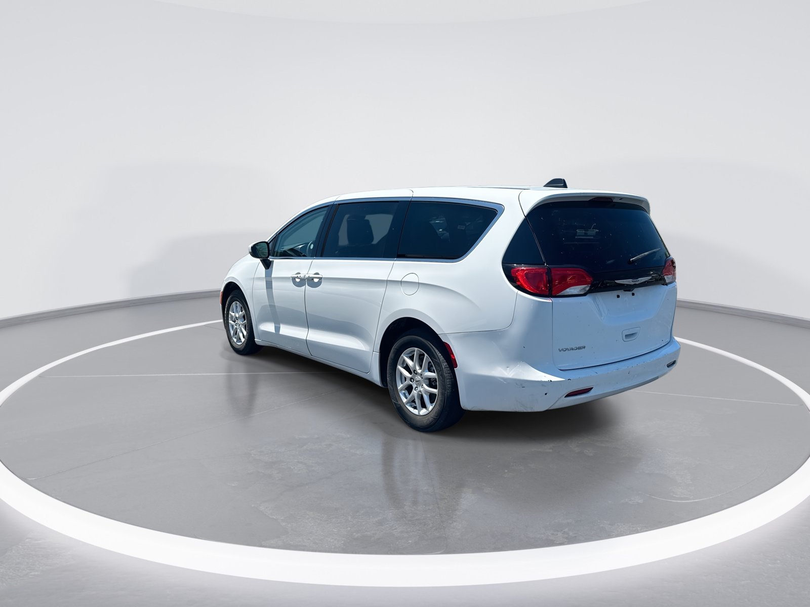 Used 2023 Chrysler Voyager LX FWD image 7