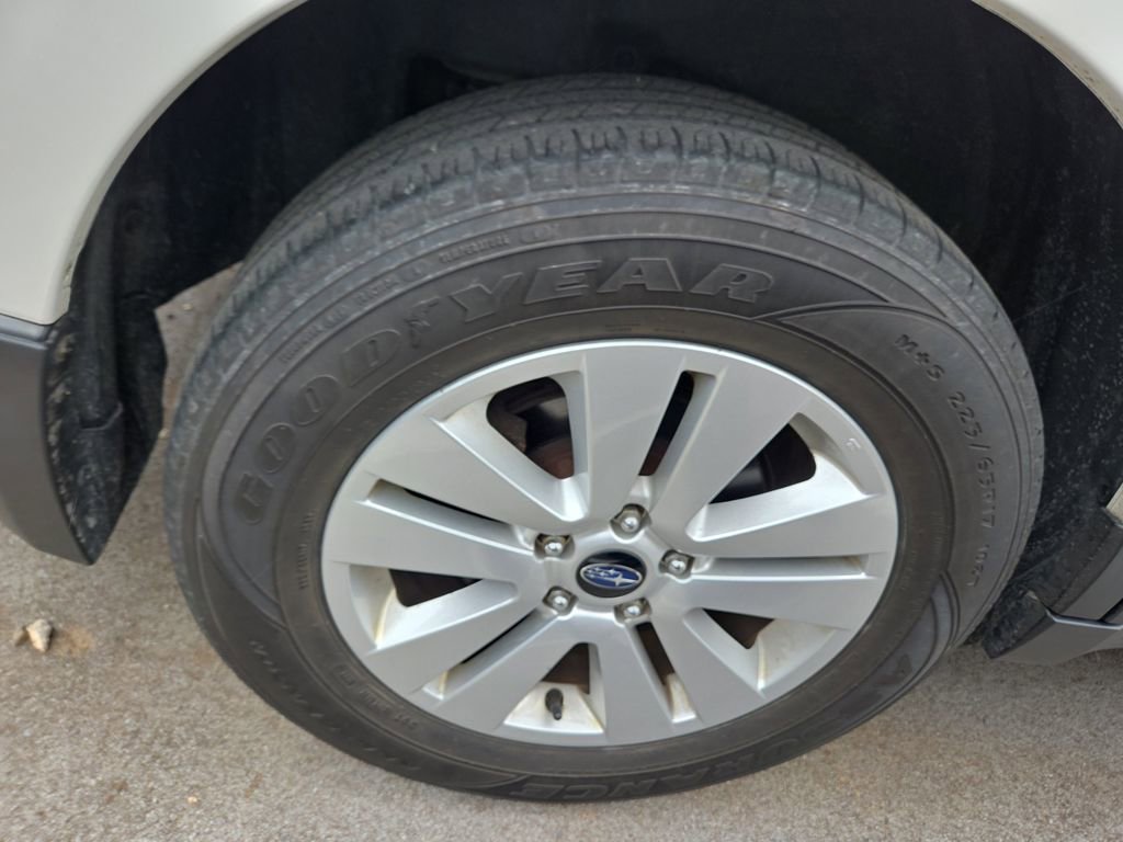 Used 2015 Subaru Outback 2.5i Premium AWD/4WD image 3