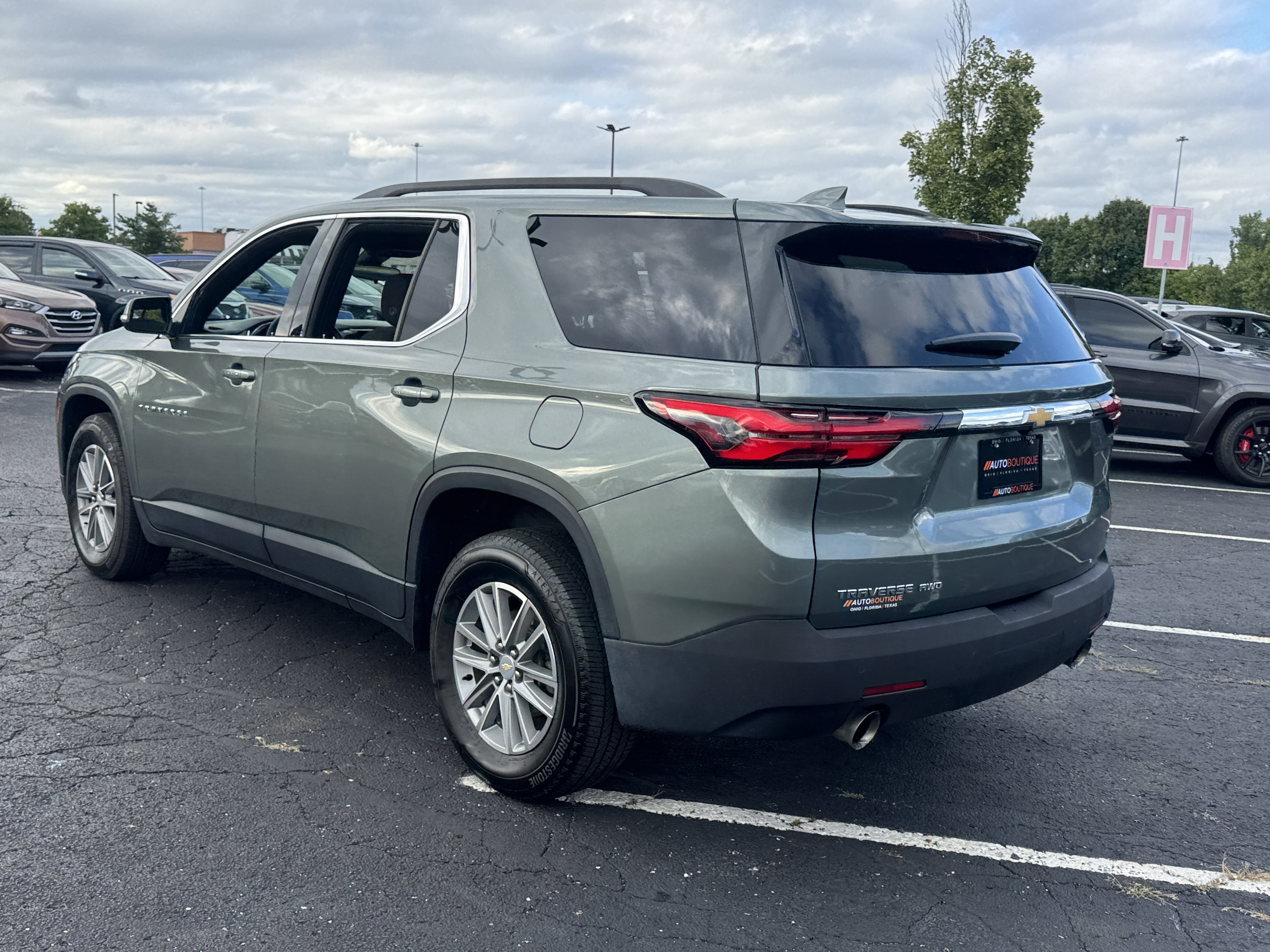 Used 2023 Chevrolet Traverse LT w/ LPO, Cargo Package AWD/4WD image 10