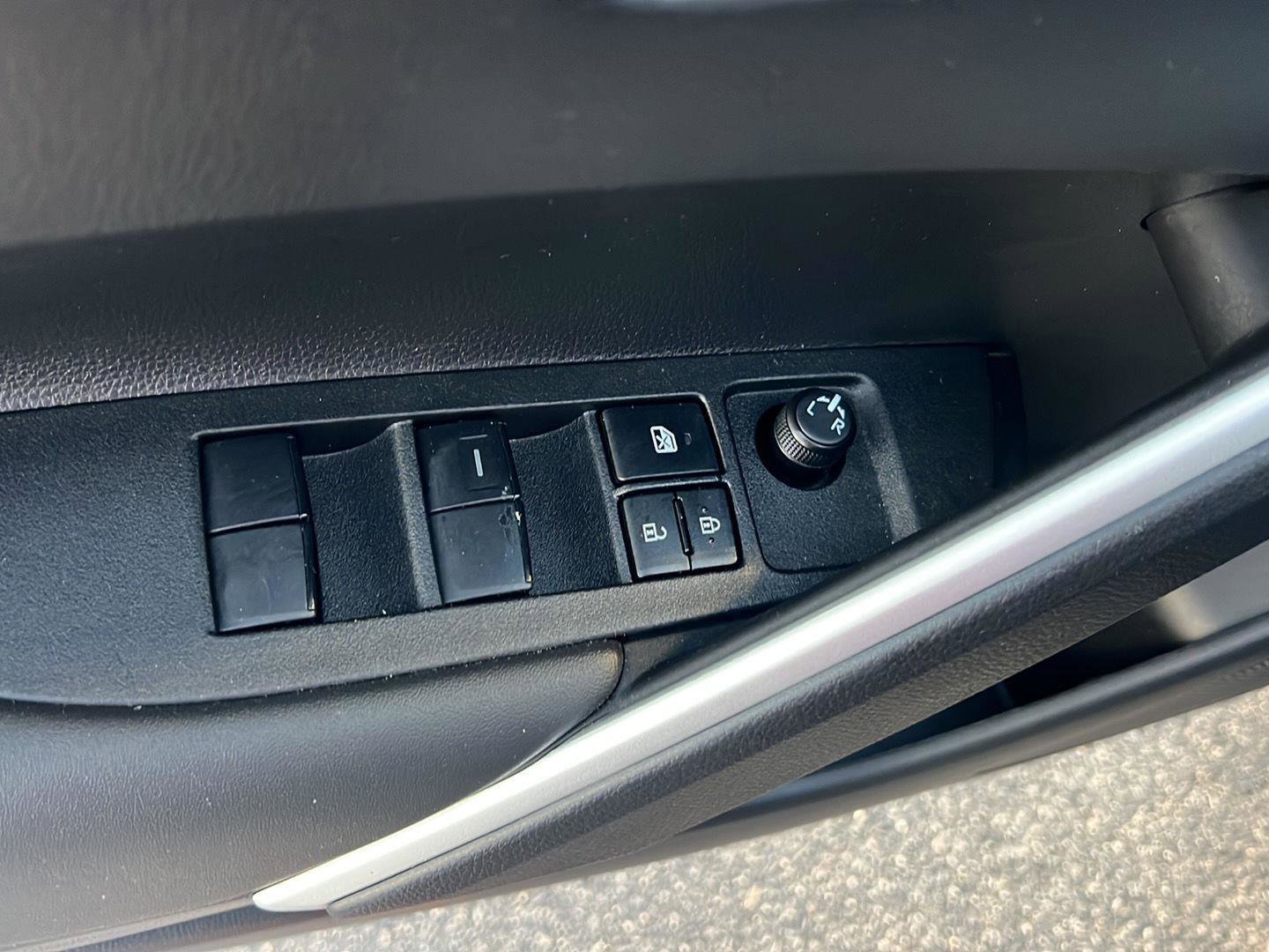 Used 2025 Toyota Corolla Cross AWD Hybrid image 33