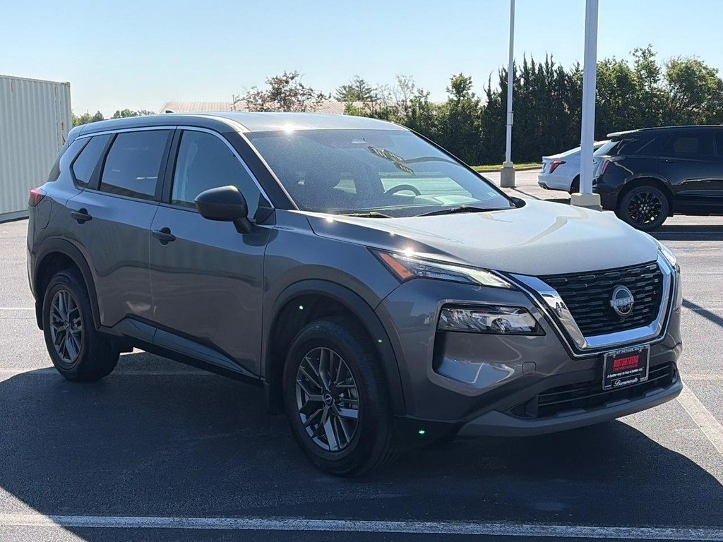 Used 2023 Nissan Rogue S AWD/4WD image 3