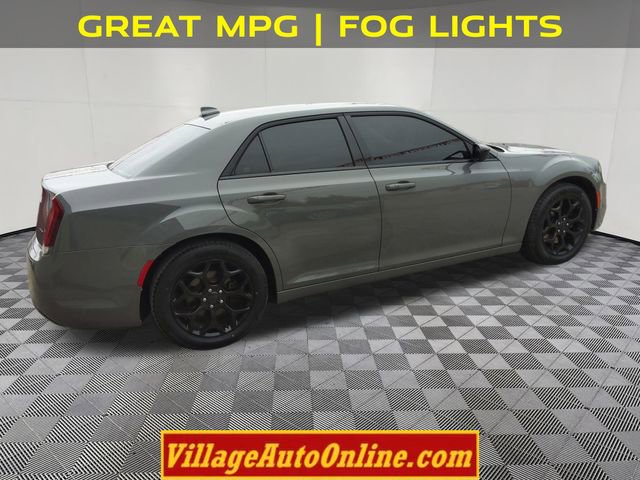 Used 2018 Chrysler 300 Touring w/ Sport Appearance Package image 4