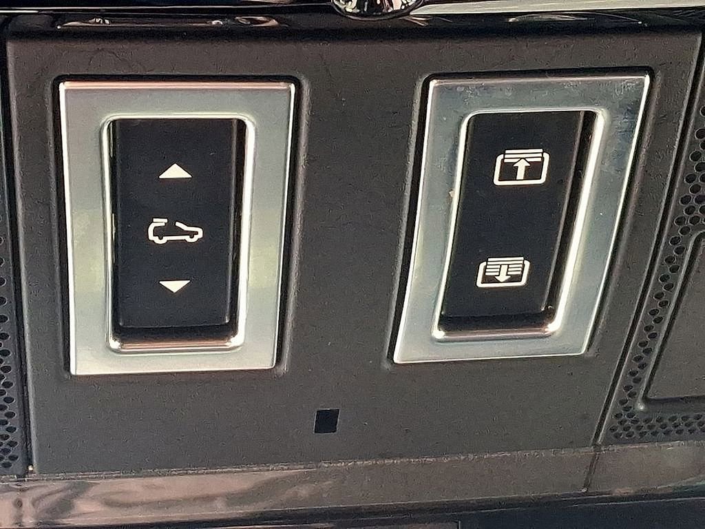 Used 2025 Land Rover Range Rover Velar Dynamic SE image 24