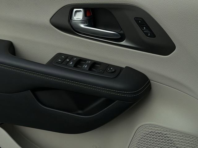 Used 2024 Chrysler Pacifica Touring-L image 32