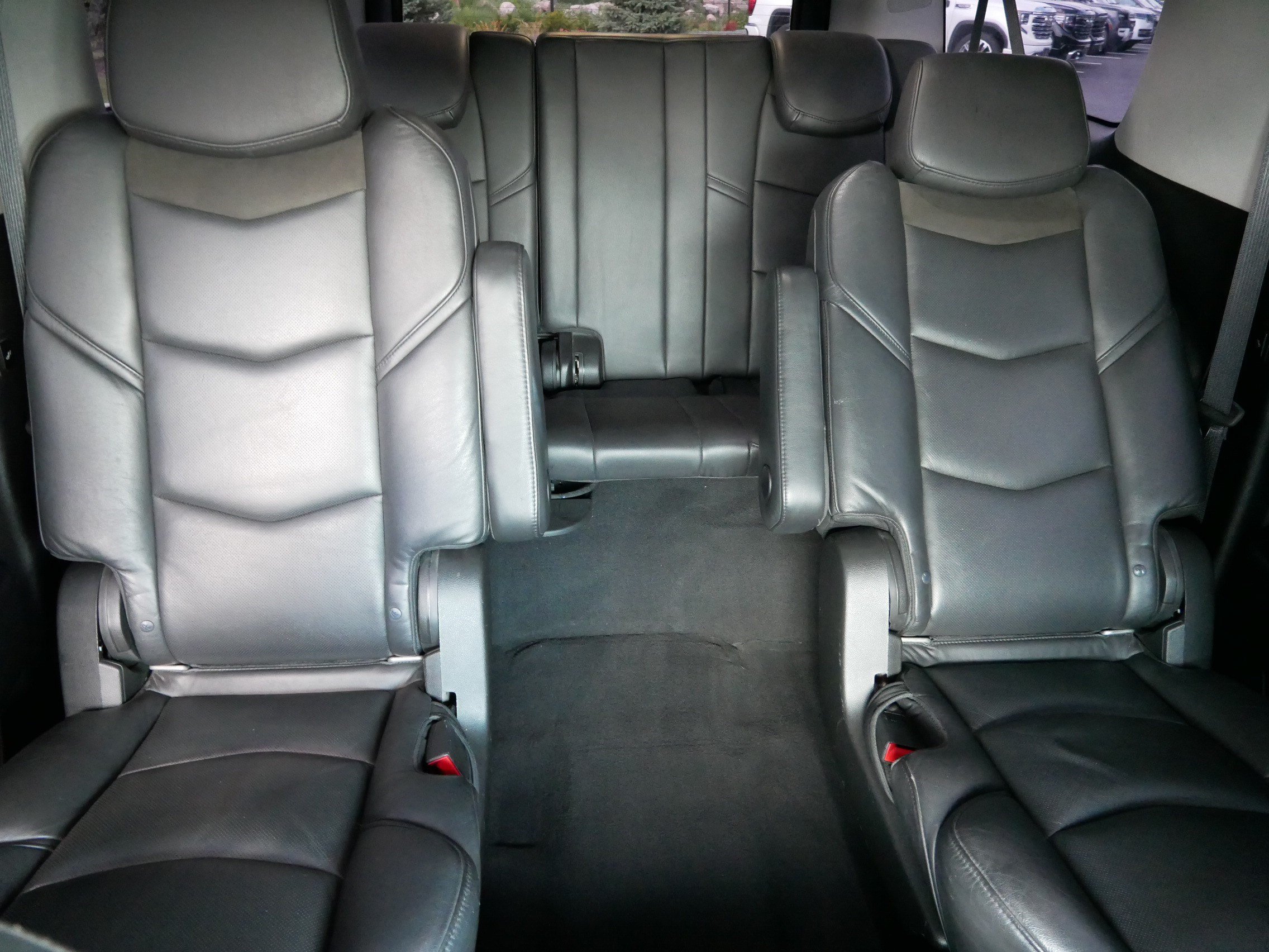 Used 2019 Cadillac Escalade ESV Luxury AWD/4WD image 14