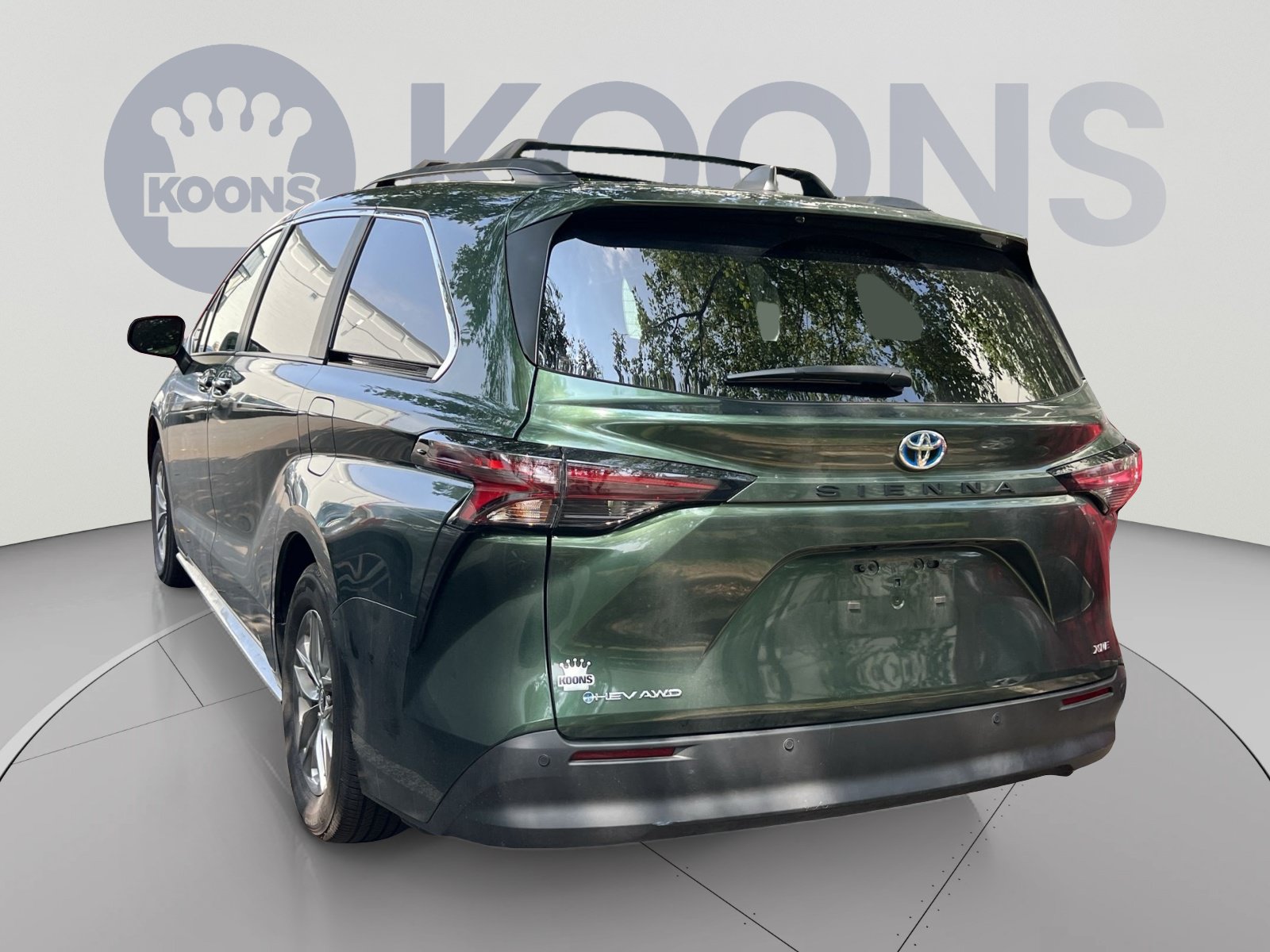 Used 2025 Toyota Sienna XLE AWD/4WD image 2