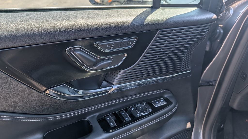 Used 2022 Lincoln Corsair AWD w/ Equipment Group 101A image 12