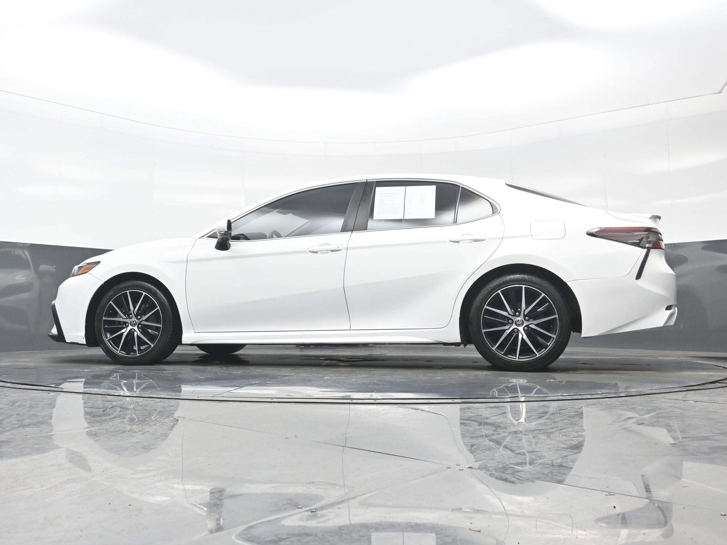 Used 2021 Toyota Camry SE w/ Cold Weather Package image 29