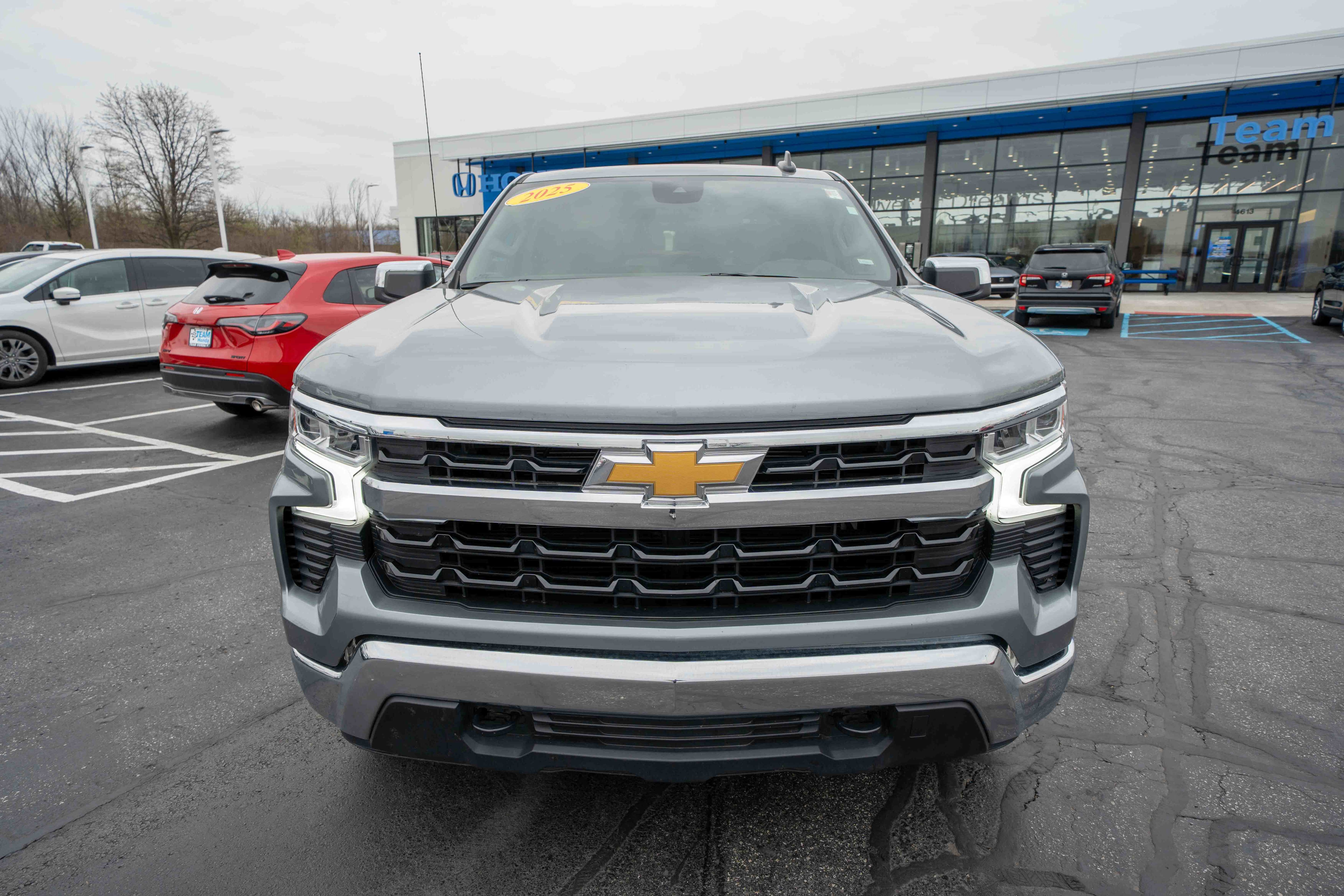 Used 2025 Chevrolet Silverado 1500 LT image 2