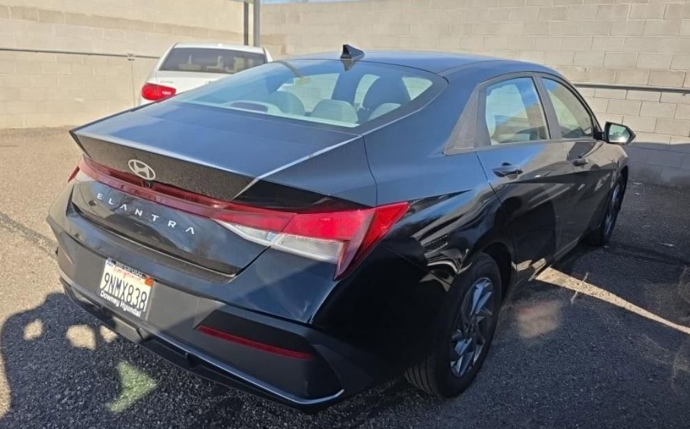 Used 2024 Hyundai Elantra SEL image 3