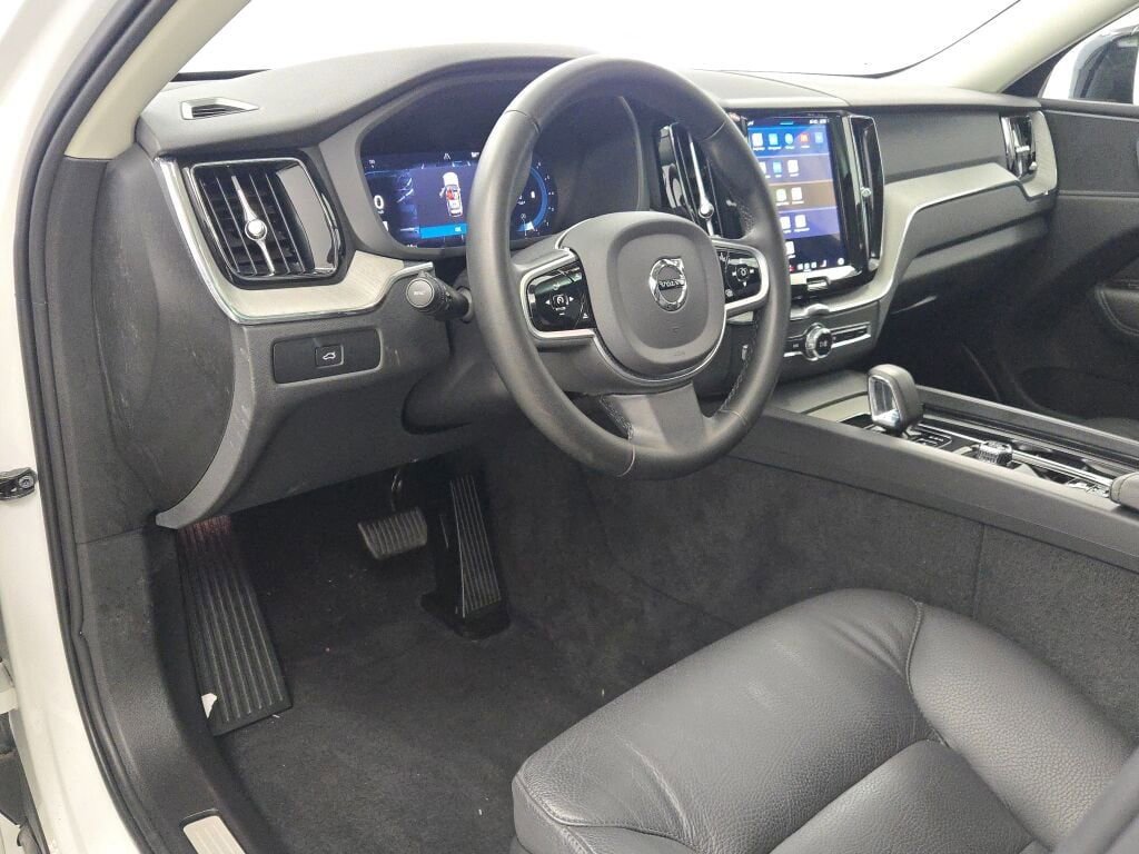 Used 2025 Volvo XC60 B5 Plus image 25