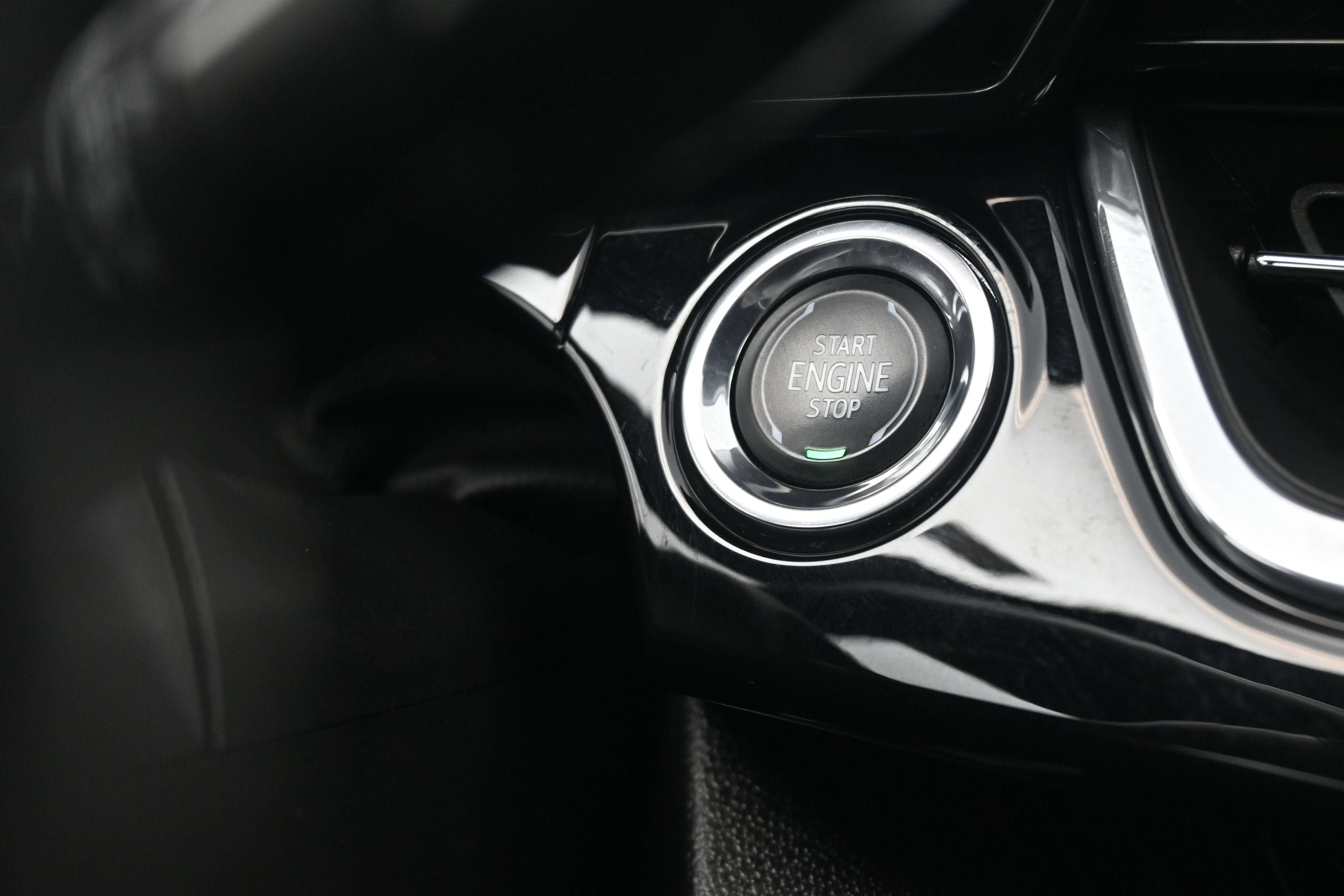 Used 2025 Chevrolet Trax RS w/ Sunroof Package FWD image 18