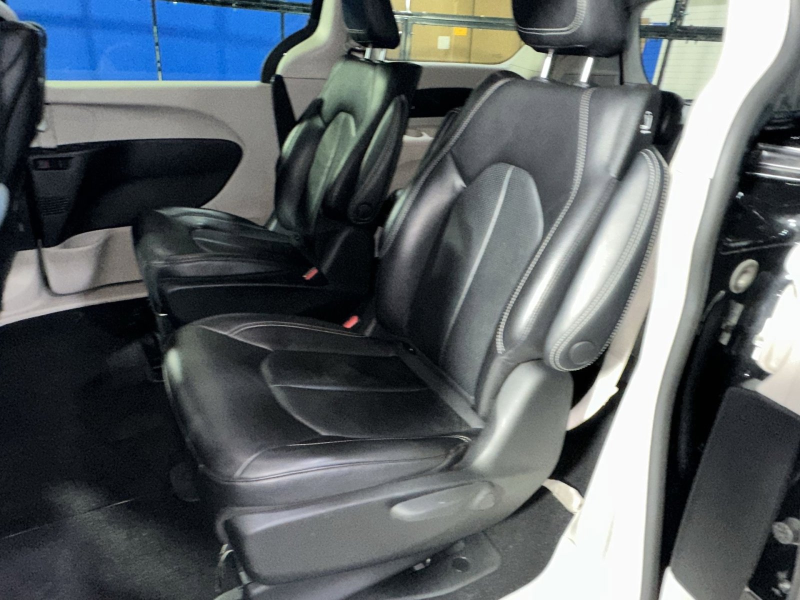 Used 2022 Chrysler Pacifica Touring-L w/ Uconnect Theater Family Group image 36