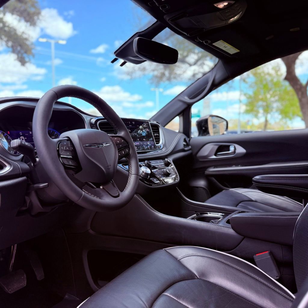 Used 2025 Chrysler Pacifica Limited image 24