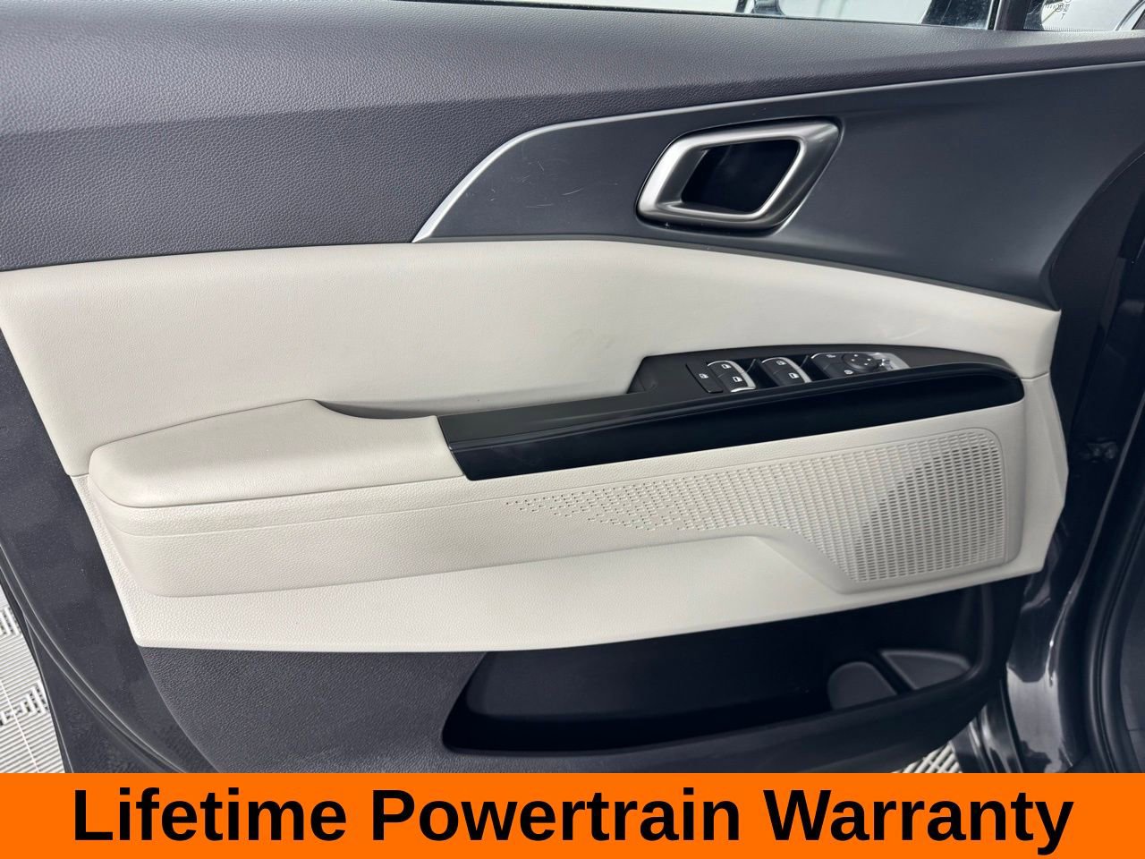 Used 2024 Kia Carnival LX image 10