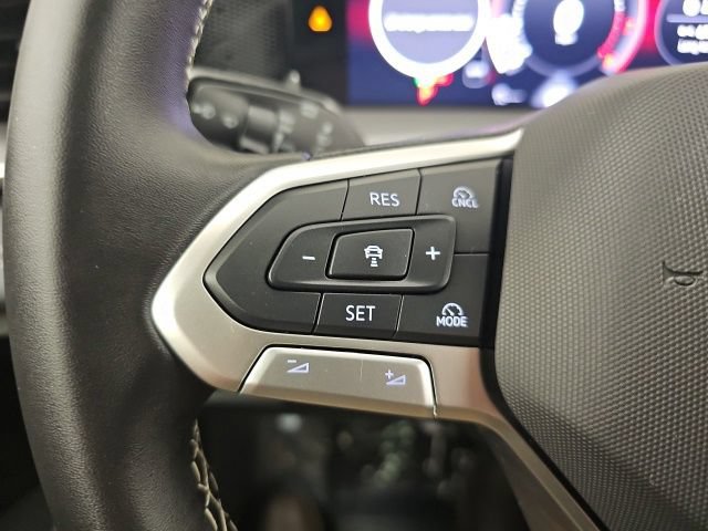 Used 2025 Volkswagen Tiguan SE w/ Panoramic Sunroof Package AWD/4WD image 19