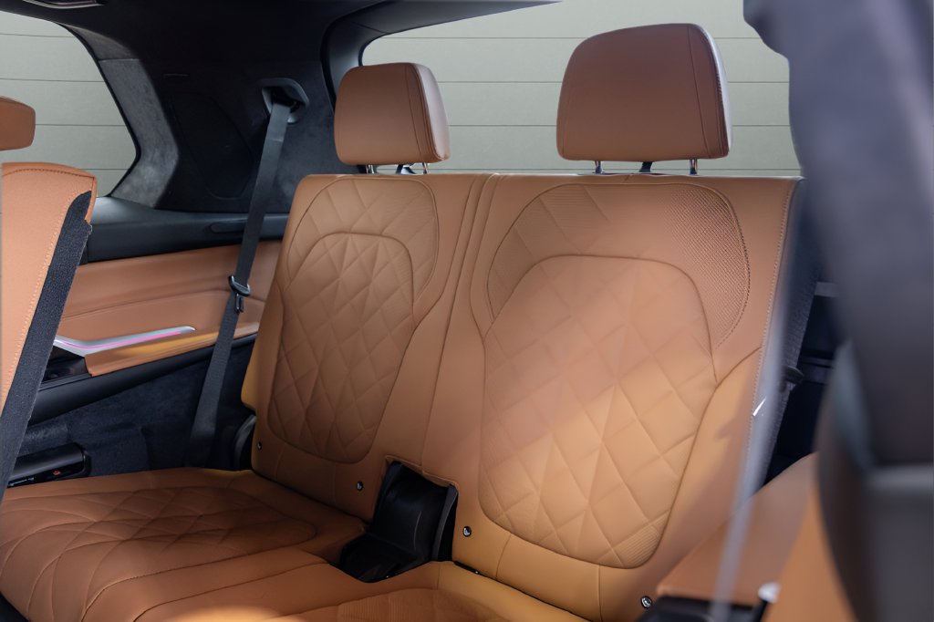 Used 2024 BMW X7 xDrive40i w/ M Sport Package AWD/4WD image 60