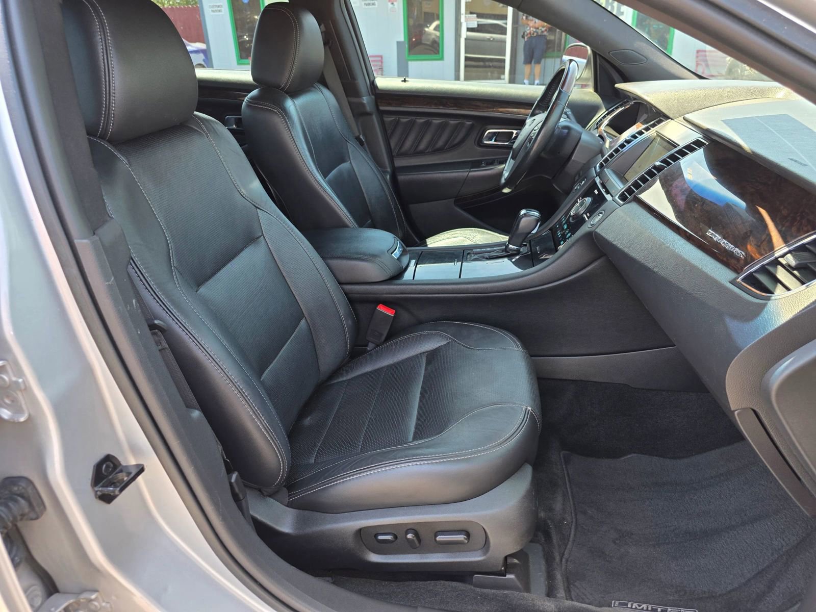 Used 2017 Ford Taurus Limited FWD image 10