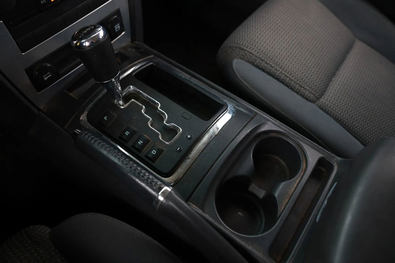 Used 2010 Jeep Commander Sport image 37