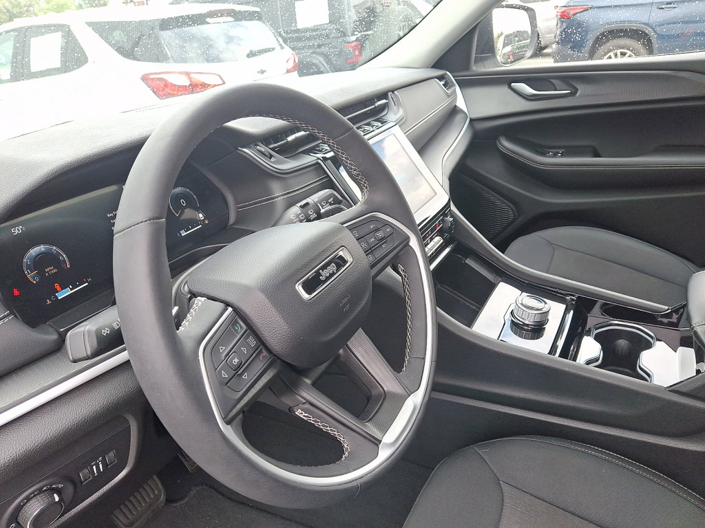 Used 2023 Jeep Grand Cherokee Laredo w/ Luxury Tech Group I AWD/4WD image 25