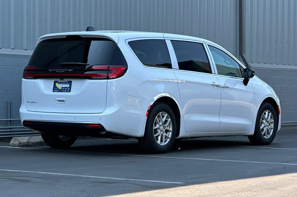 New 2027 Chrysler Pacifica Select FWD image 4