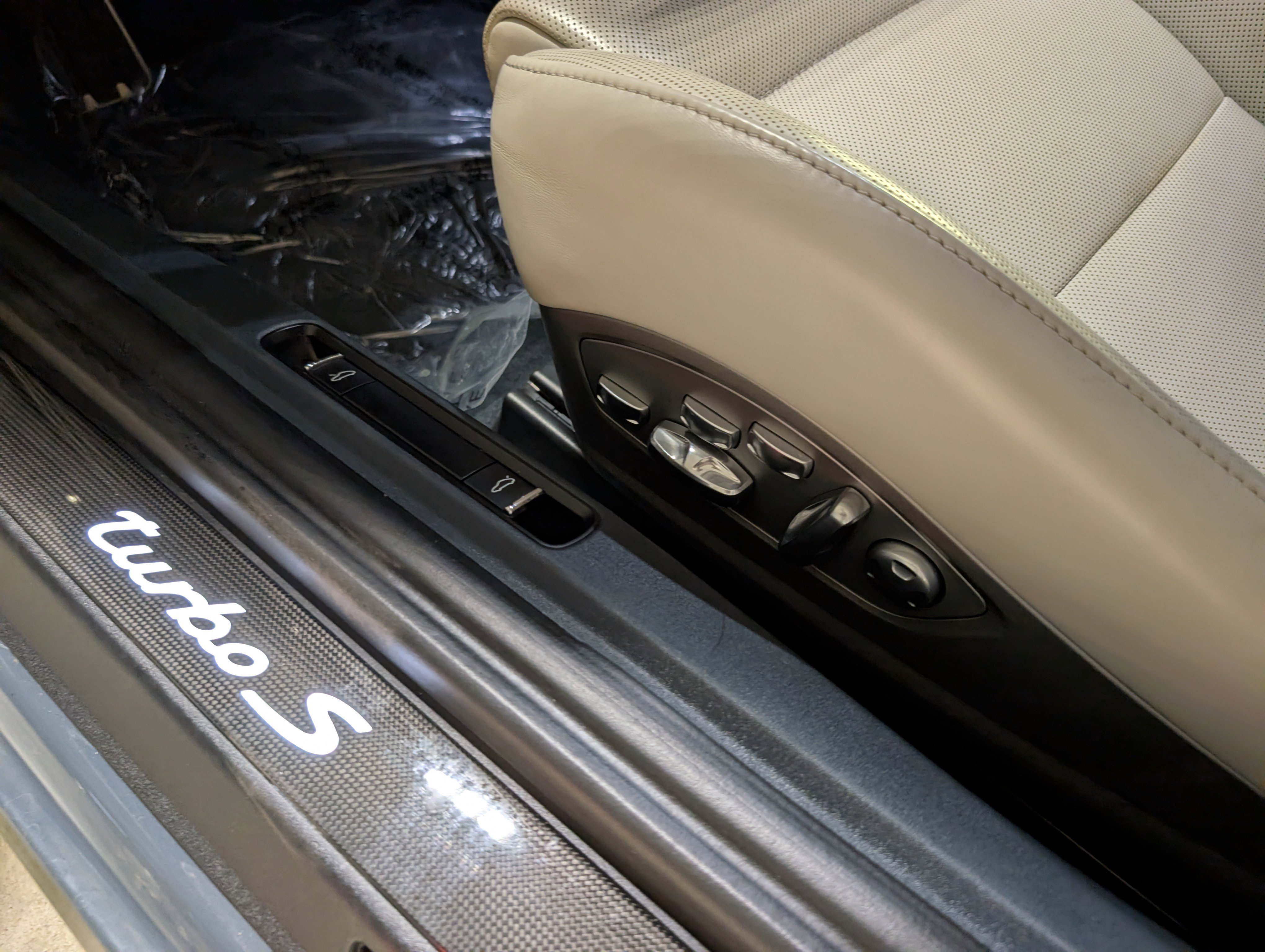 Certified 2017 Porsche 911 Turbo S image 18