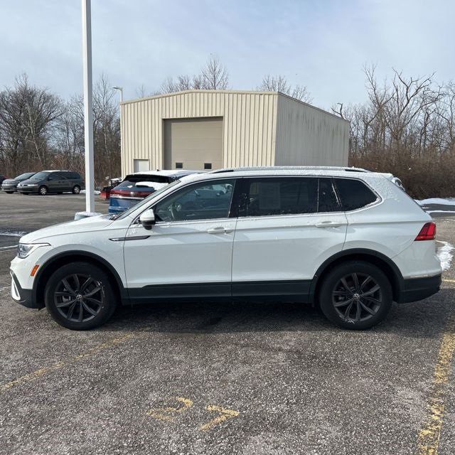 Used 2022 Volkswagen Tiguan SE w/ Panoramic Sunroof Package image 4