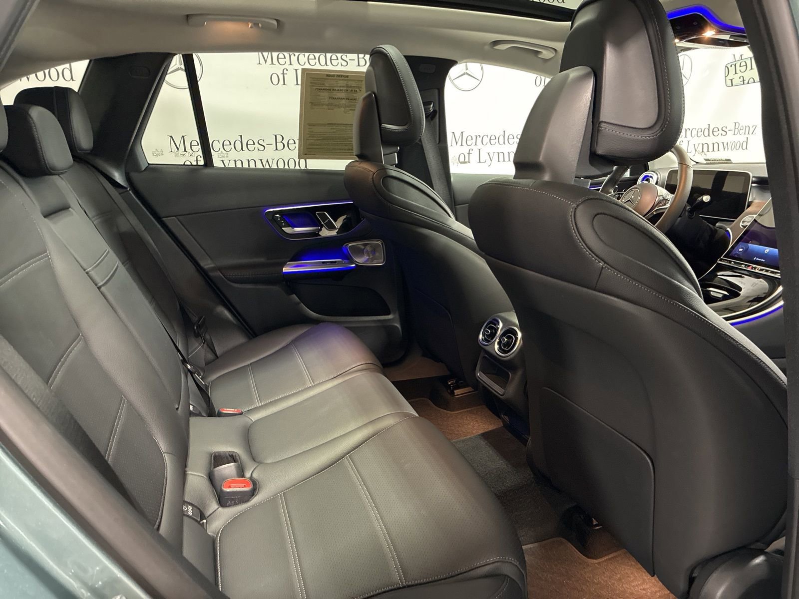 Used 2025 Mercedes-Benz GLC 300 4MATIC image 23