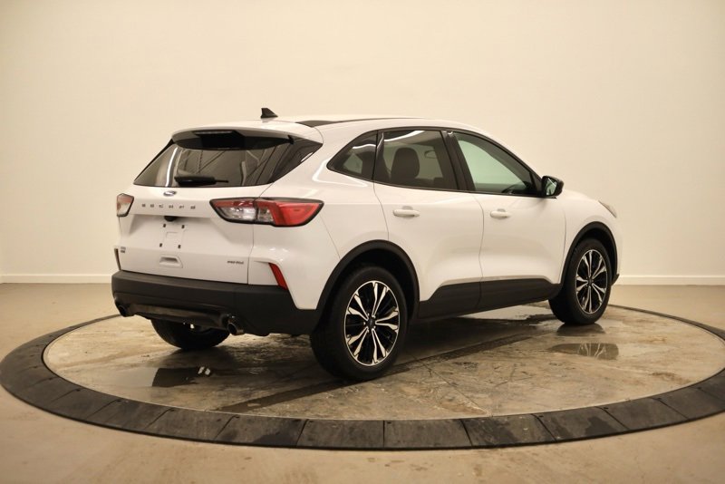 Used 2022 Ford Escape SE w/ SE Sport Appearance Package image 3