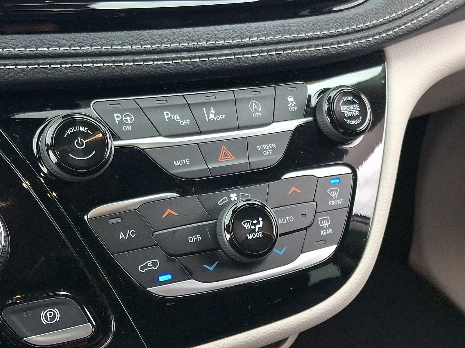 Certified 2024 Chrysler Pacifica Touring-L AWD/4WD image 15