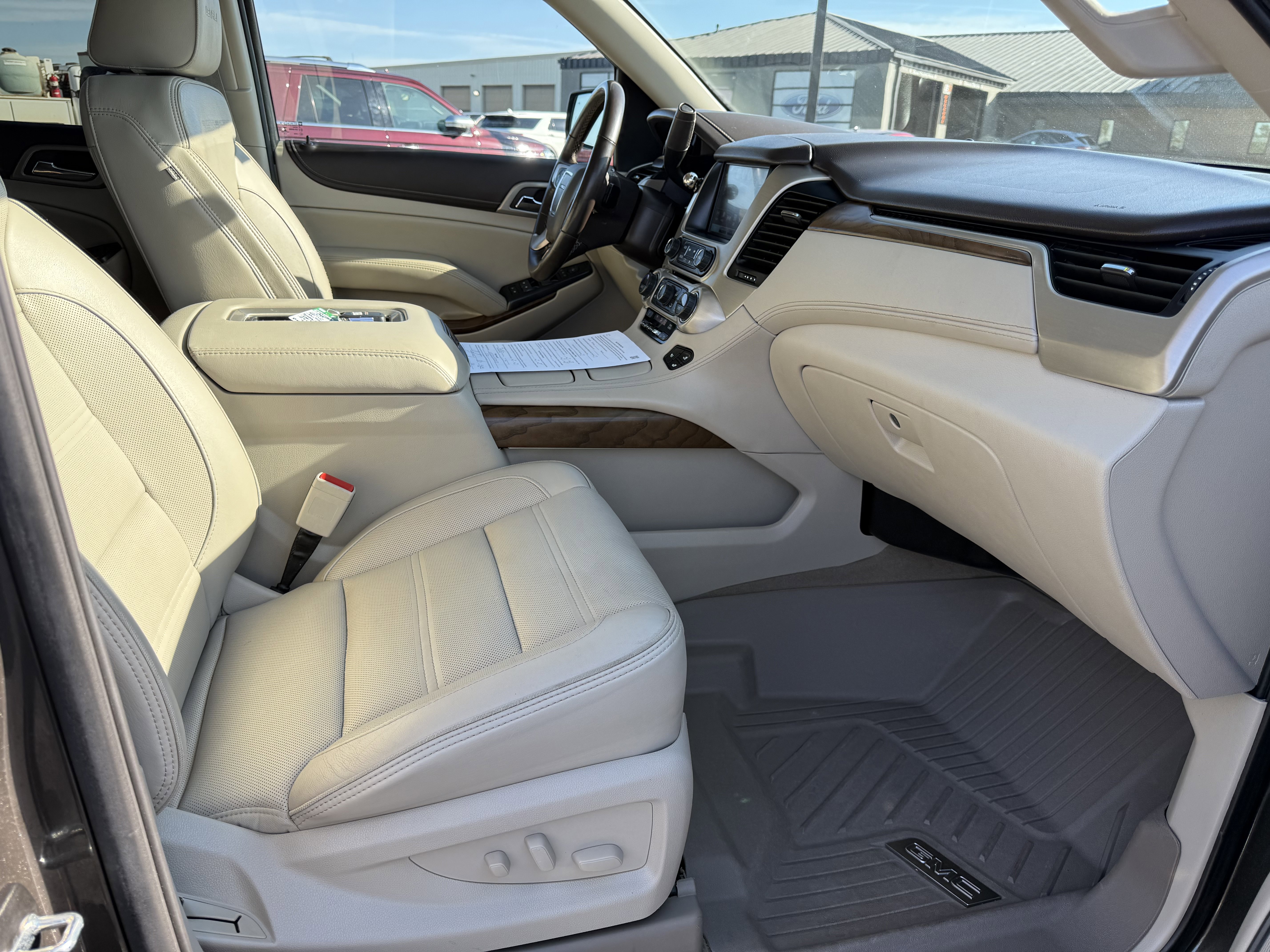 Used 2020 GMC Yukon Denali w/ Denali Premium Package image 10