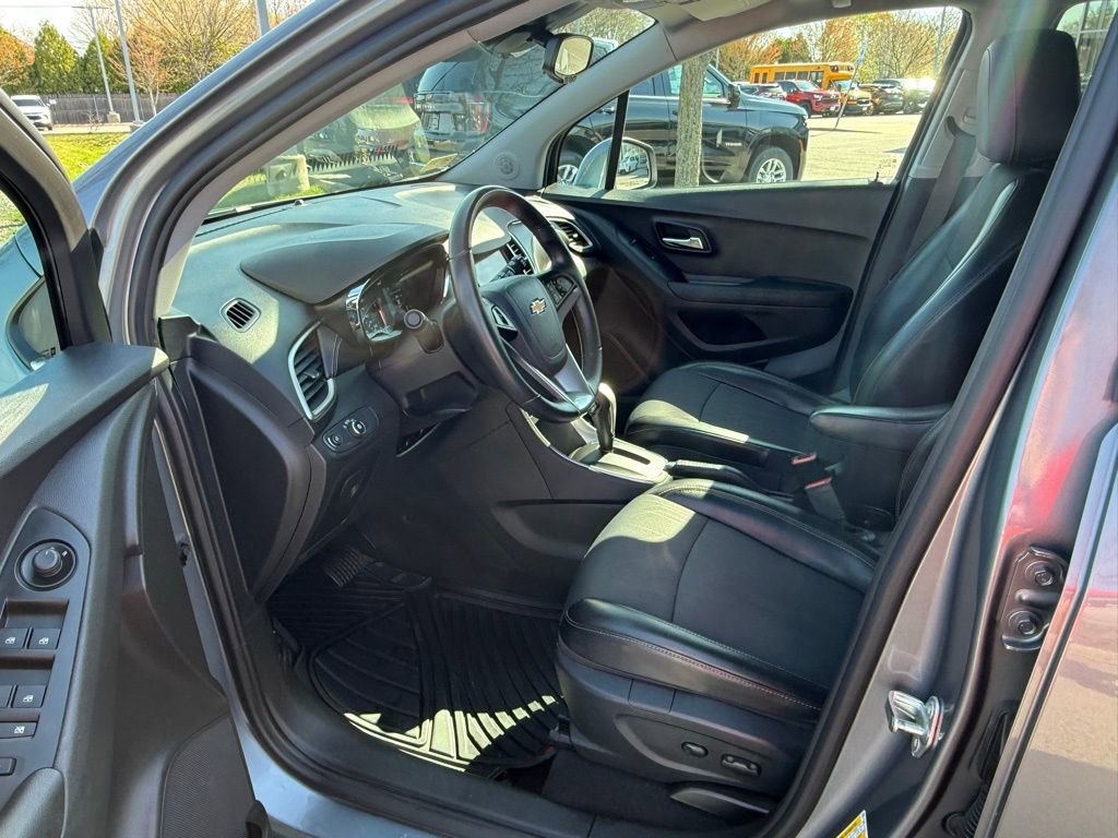 Used 2020 Chevrolet Trax LT w/ LT Convenience Package FWD image 12