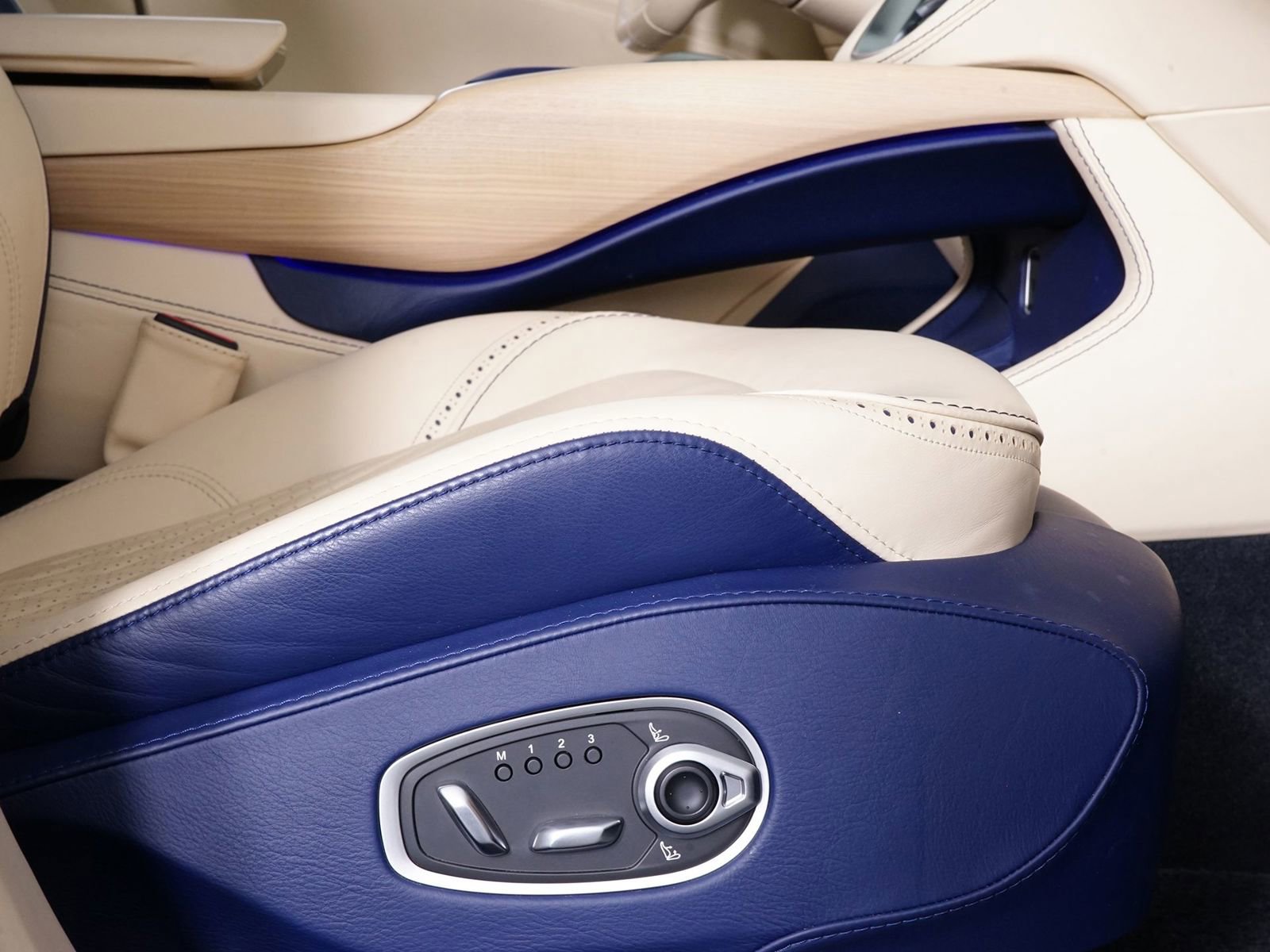 Used 2021 Aston Martin DBX image 33