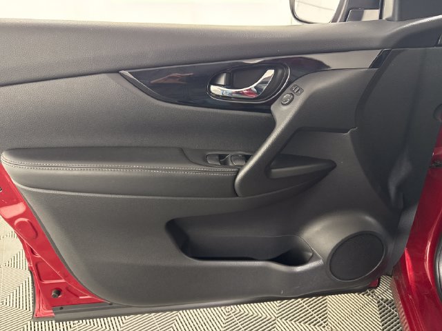 Used 2017 Nissan Rogue Sport SV AWD/4WD image 23