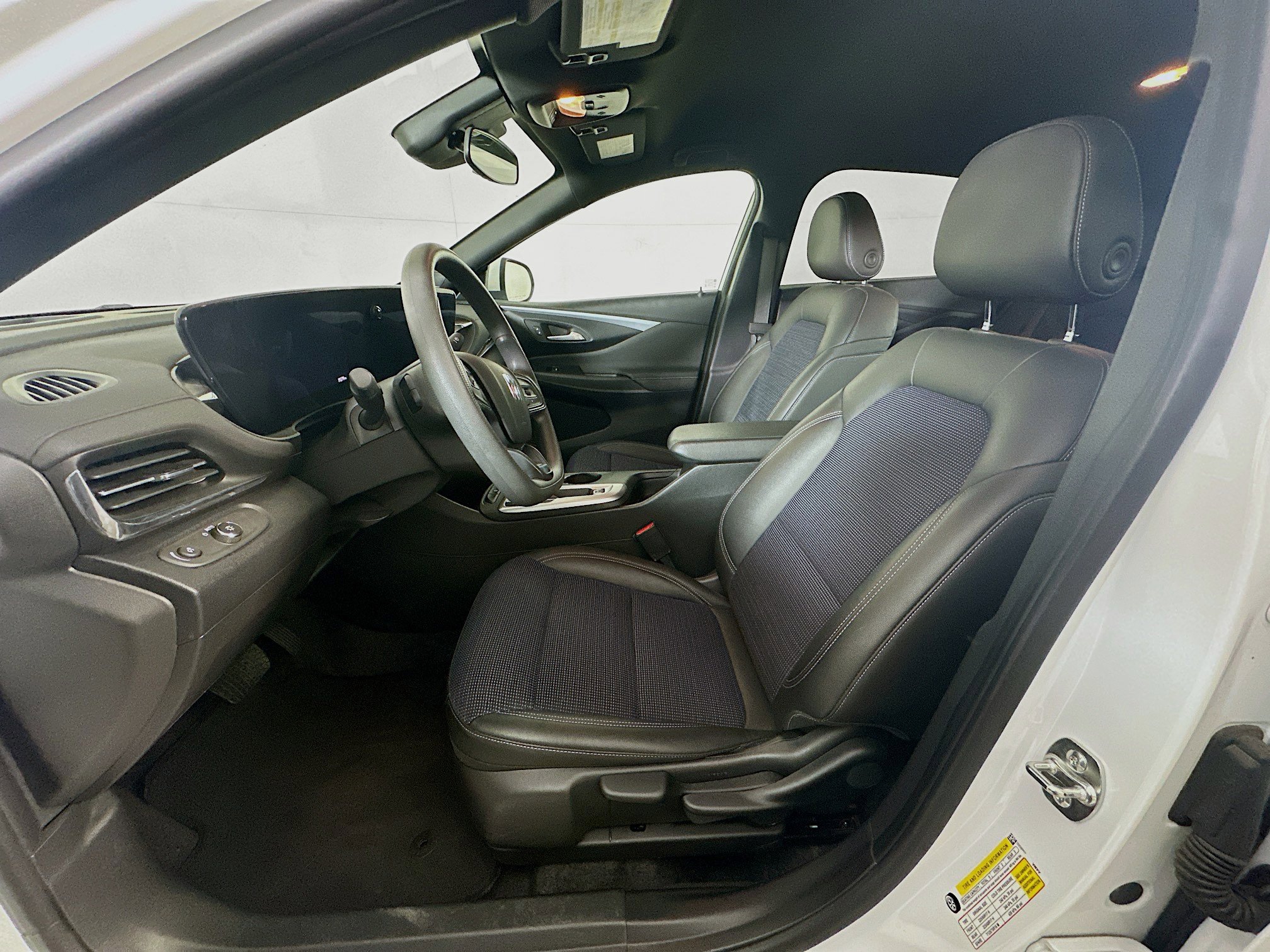 Used 2025 Buick Envista Preferred image 13