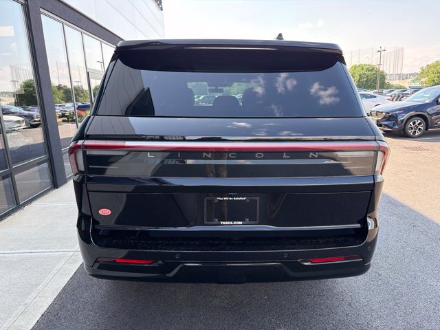 New 2027 Lincoln Navigator Premiere AWD/4WD image 4
