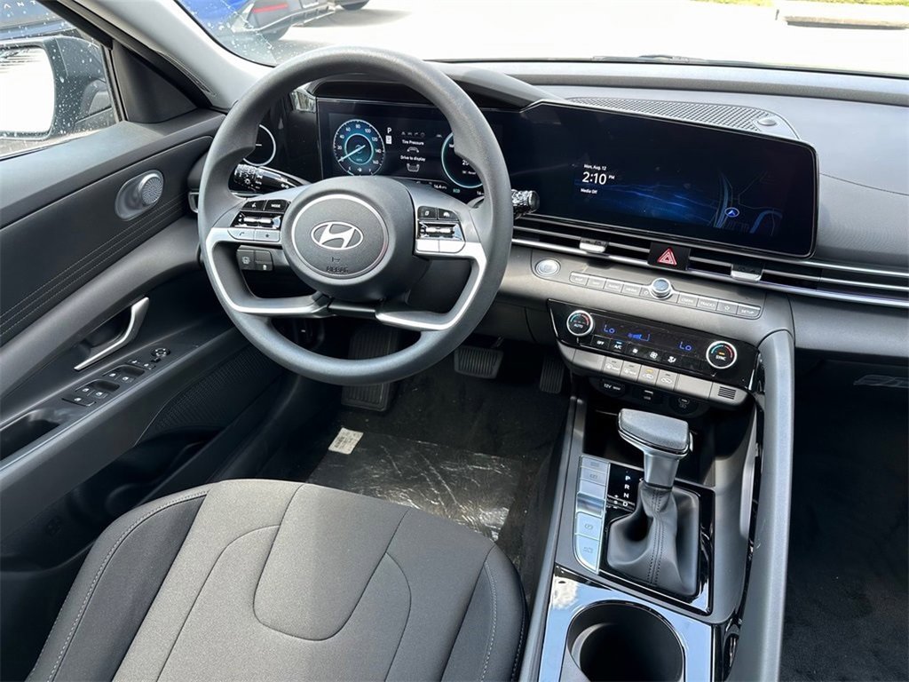 Used 2024 Hyundai Elantra Blue image 11
