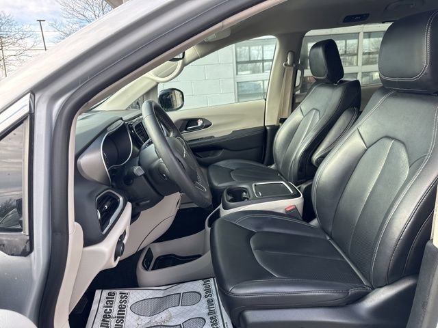 Used 2024 Chrysler Pacifica Touring-L FWD image 10