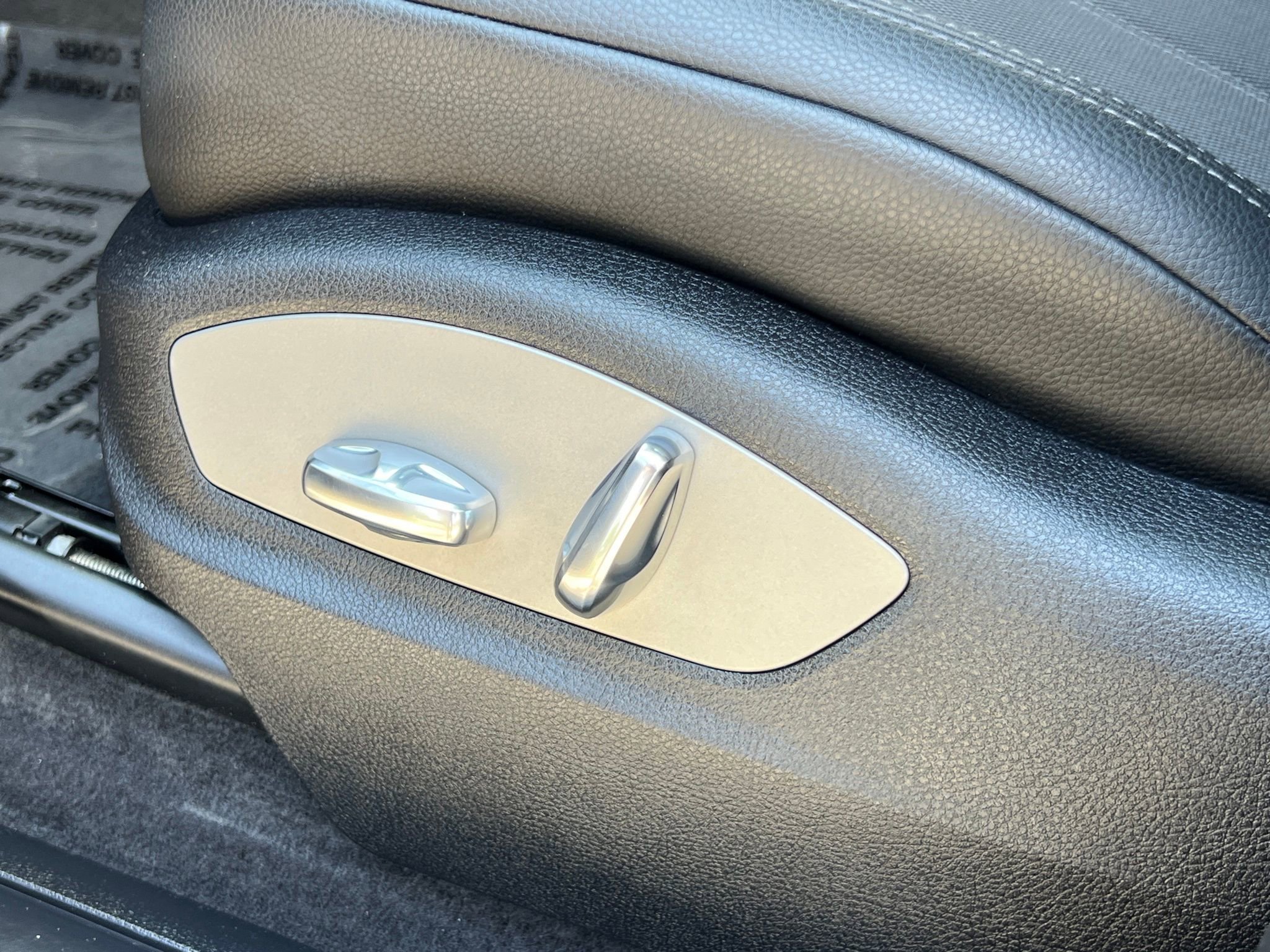 Used 2024 Porsche Macan AWD/4WD image 34